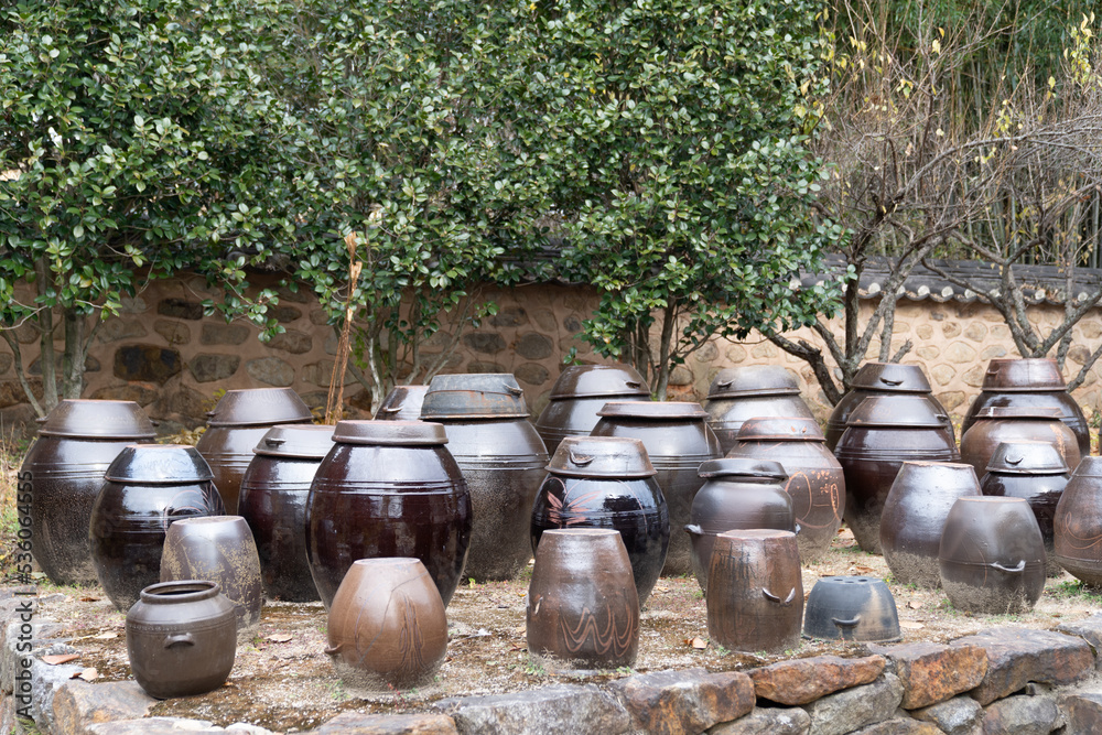 Jangdokdae in the yard of an old Korean house mainly used to store food and seasonings. Jangdokdae in the yard of an old Korean house mainly used to store food and seasonings.