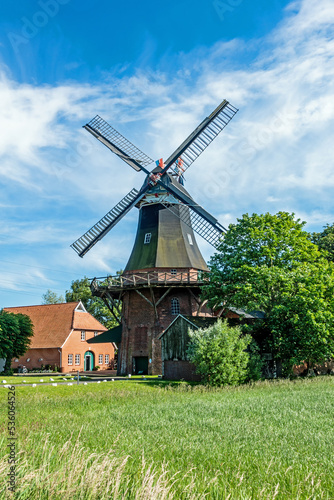 Außenansicht der Windmühle Moorseer Mühle, ein Galerieholländer in Niedersachsen, Deutschland