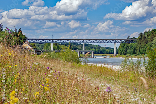 Die Großhesseloher Eisenbahnbrücke überquert das Isartal. 