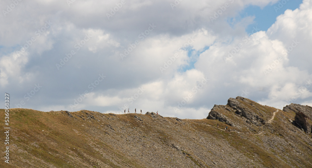 randonneurs dans les alpes dans le parc de la Vanoise au sommet d'une crête montagneuse