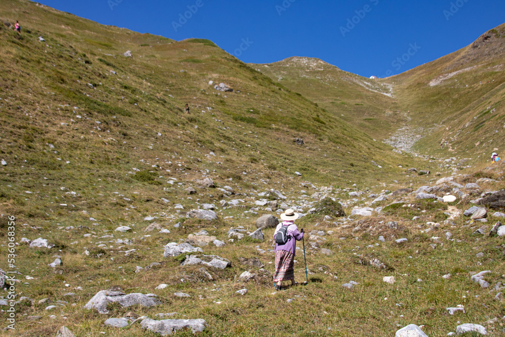 femme en train de faire une randonnée en montagne