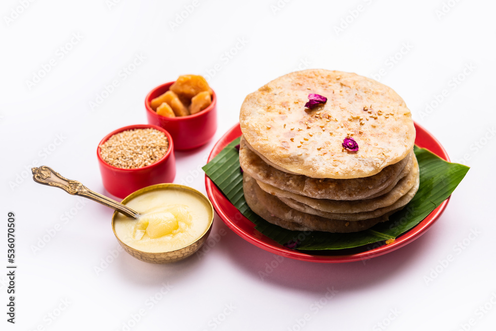 Til Gul roti for Makar Sankranti. Sweet Chapati, poli made using Sesame seeds, jaggery - obrazy, fototapety, plakaty 