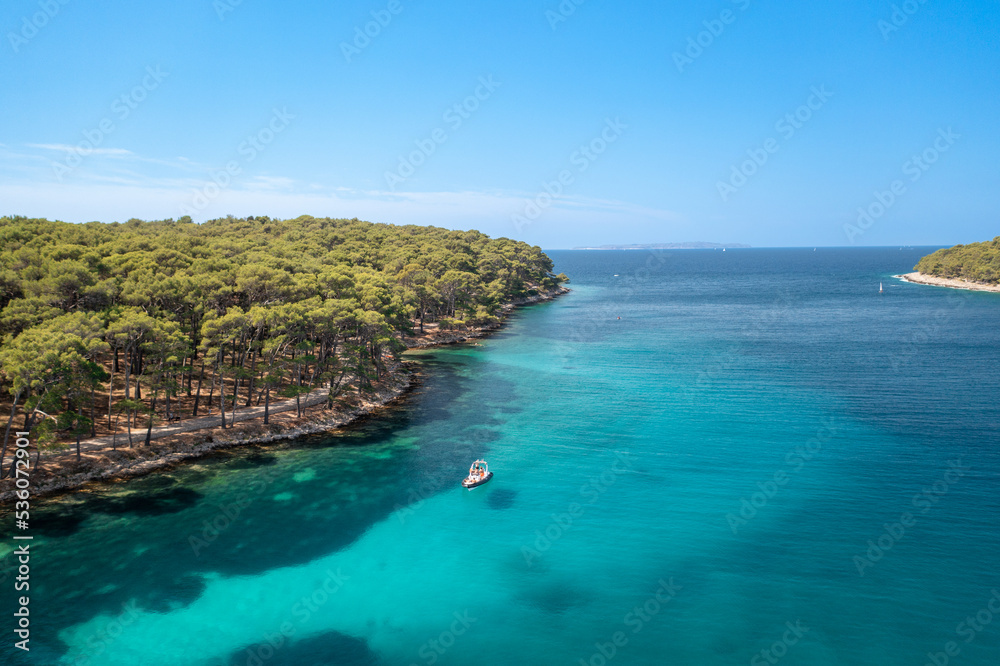 Aussicht auf ein Boot in der Bucht von Cikat in der Nähe von Mali Losinj in Kroatien