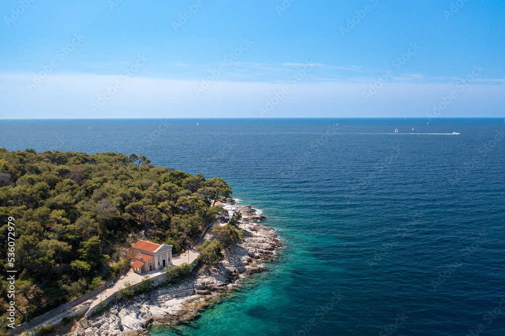 Kleine Kapelle in der Bucht von Cikat - die Kirche der Verkündigung der Heiligen Jungfrau Maria, in der Nähe von Mali Losinj, Insel Losinj, Kroatien