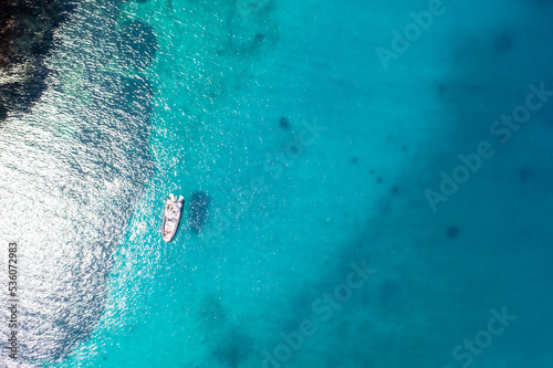 Motorboot auf dem klaren Wasser der Adria in der Bucht von Cikat in Kroatien