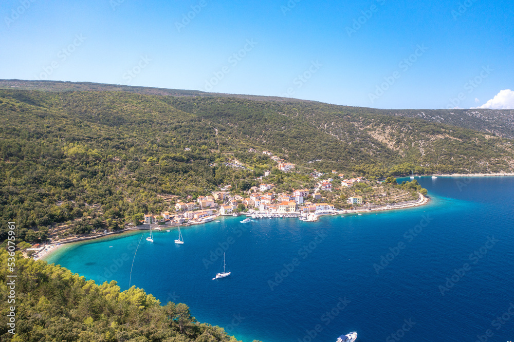 Valun auf der Insel Cres in Kroatien im Sommer