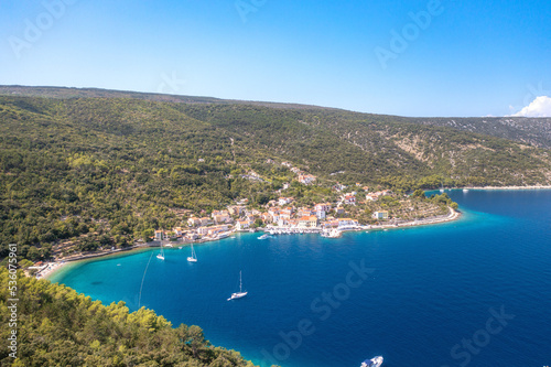 Valun auf der Insel Cres in Kroatien im Sommer