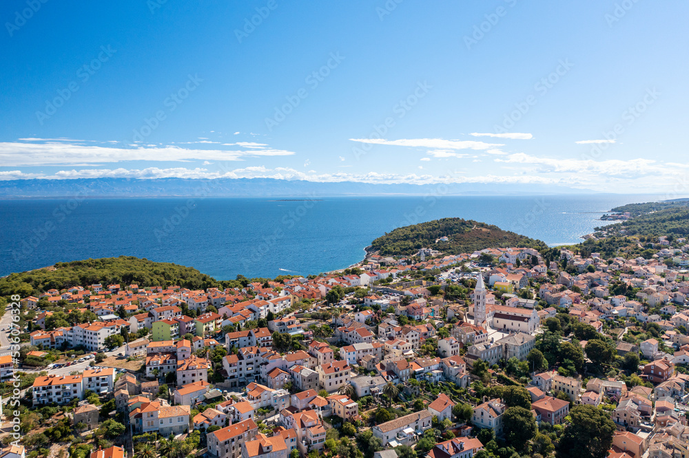 Häuser der Stadt Mali Losinj an der Küste der Insel Losinj in Kroatien
