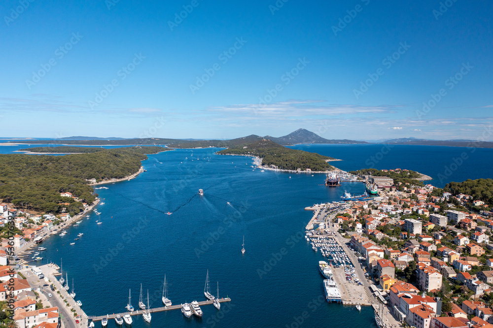 Die Hafeneinfahrt von Mali Losinj auf der Insel Losnj, Kroatien