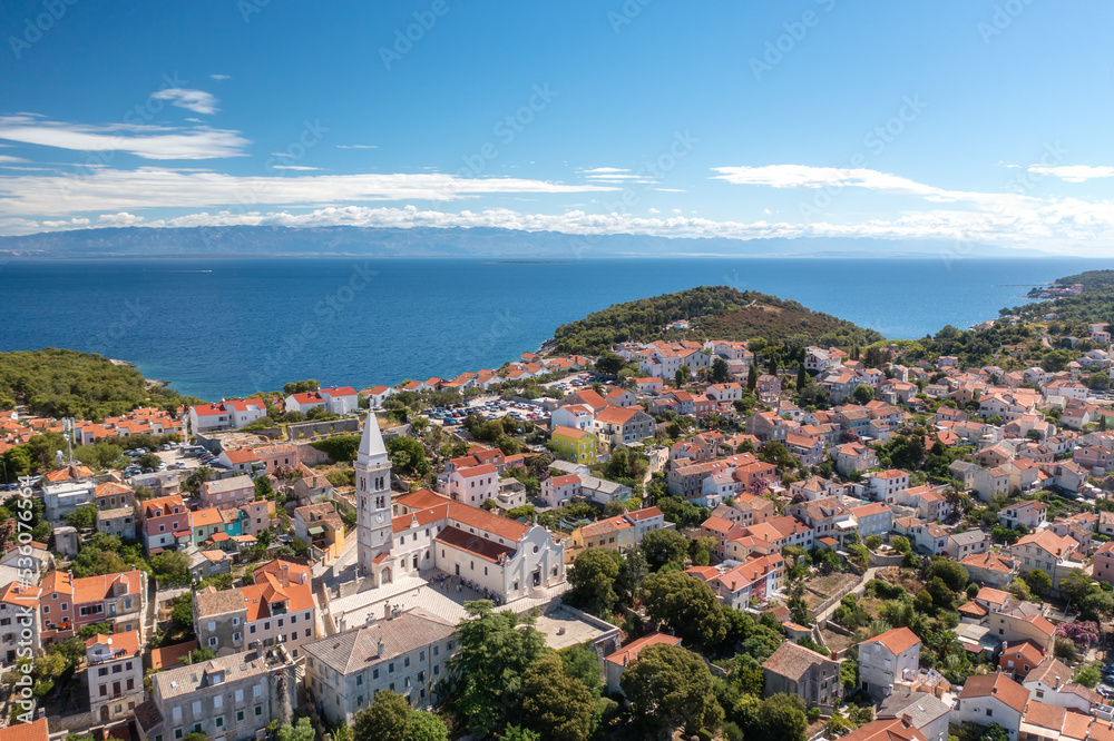 Aussicht auf Mali Losinj mit der Pfarrkirche Sveti Marija auf einem Hügel, Insel Losinj, Kroatien