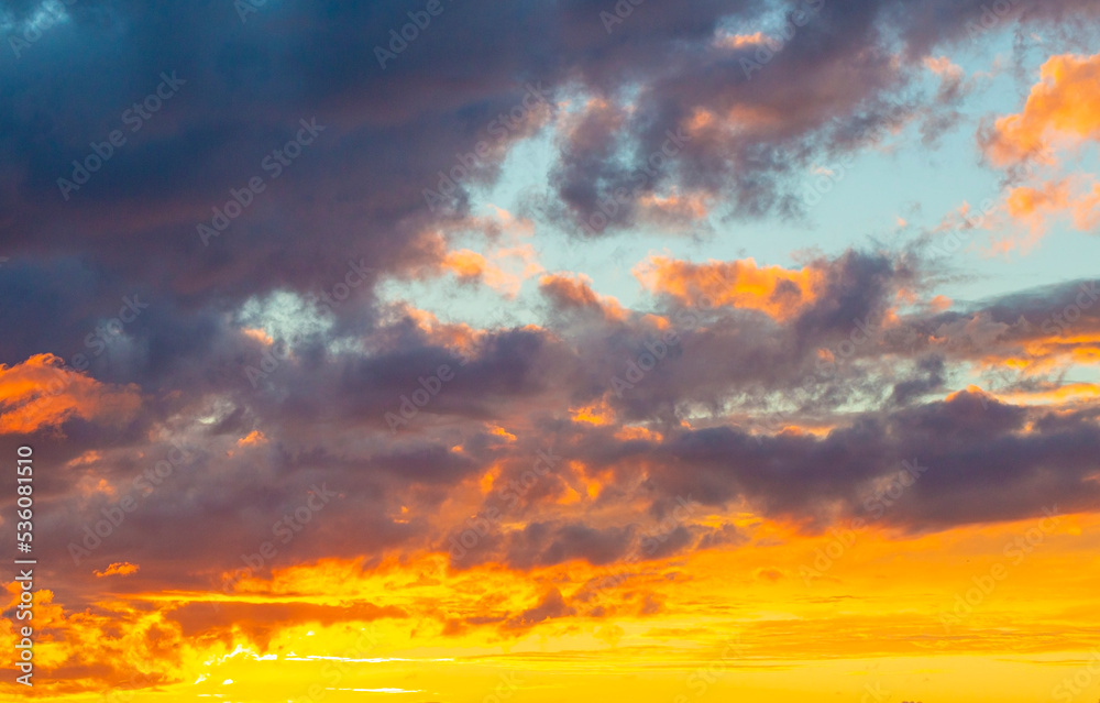 Obraz premium Sky with colorful dramatic clouds,