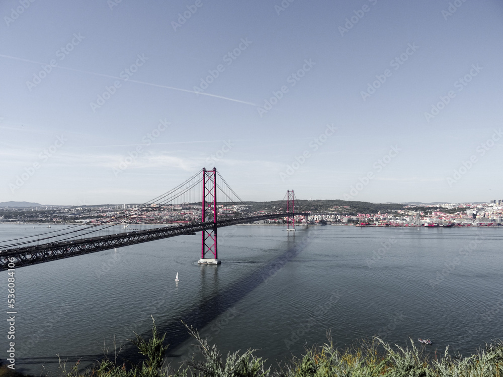 Brücke in Lissabon über Wasser mit Blick auf die Stadt 