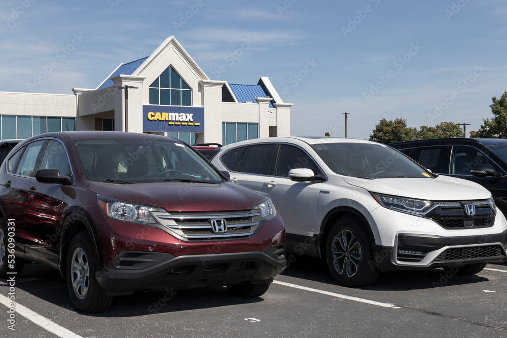 CarMax dealership Honda SUV display. CarMax is the largest used and pre ...