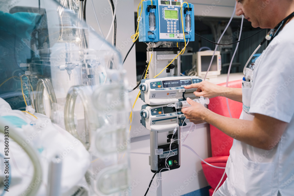 © ADDICTIVE STOCK - Doctor controlling work of medical device in hospital © ADDICTIVE STOCK - Doctor controlling work of medical device in hospital