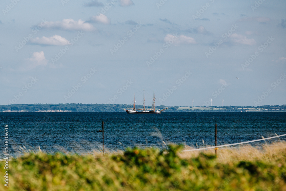 Horizont Meer mit Segelboot im Hintergrund