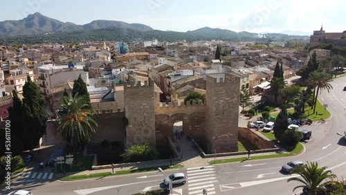 Alcudia pueblo Mallorca (Recursos varios) Pueblo mediterráneo con iglesia, muralla medieval y casas.	

