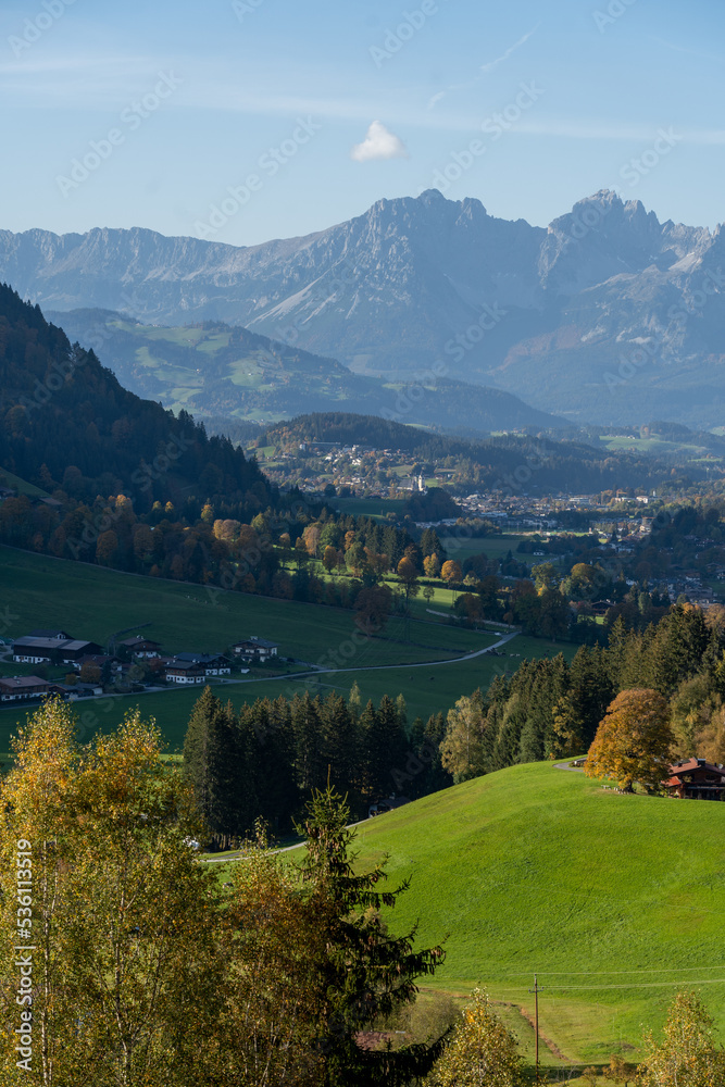 Fototapeta premium Kitzbühel Panorama Wilder Kaiser mit Aurach Herbst