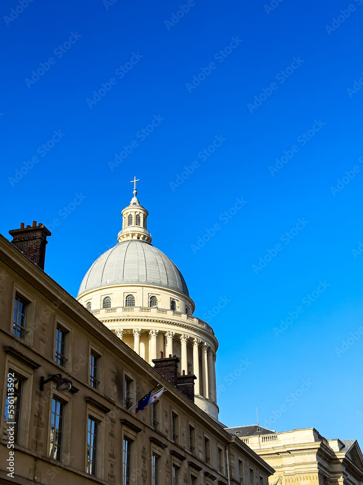 Obraz premium Antique building view in Paris city, France.