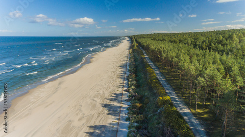 Ścieżka plaża las z drona