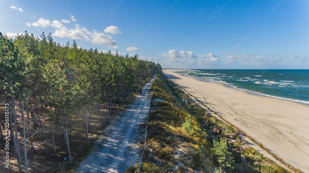Ścieżka plaża las z drona - obrazy, fototapety, plakaty 
