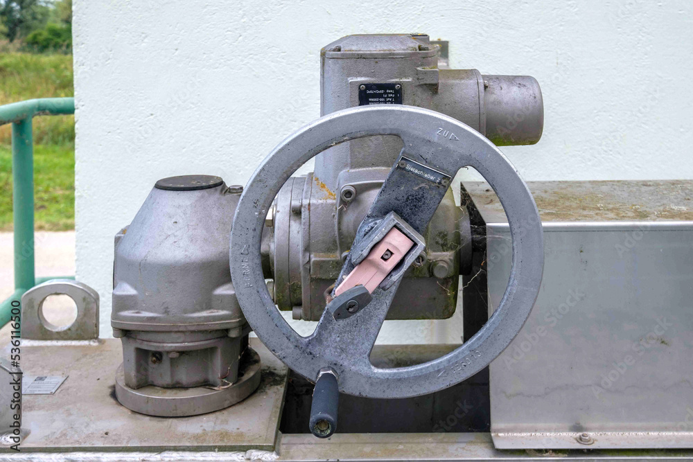Technik um ein Wehr zu öffnen um den Wasserstand auszugleichen Technik um ein Wehr zu öffnen um den Wasserstand auszugleichen