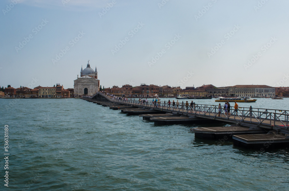 Il ponte di barche che collega Venezia alla Giudecca per la Festa del Redentore