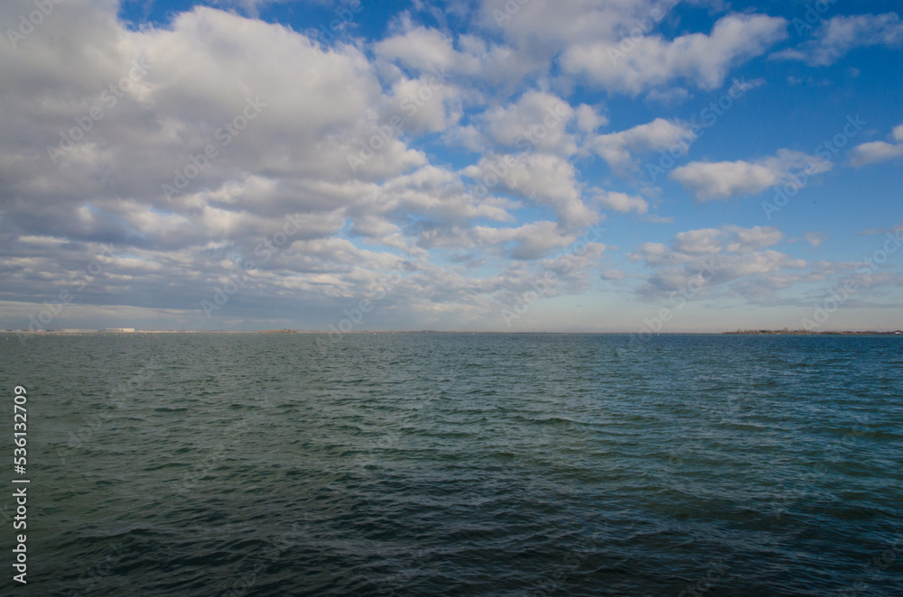 La laguna di Venezia vista da Burano in  una giornata di sole con cielo azzurro e piccole nuvole