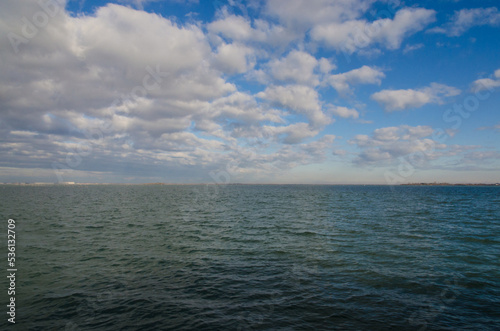 La laguna di Venezia vista da Burano in una giornata di sole con cielo azzurro e piccole nuvole
