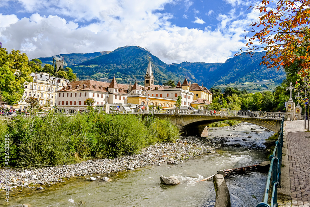 Fototapeta premium Meran, Kurhaus, Passer, Fluss, Passerpromenade, Kurpromenade, Kirche, Altstadt, Vinschgau, Südtirol, Sommer, Herbst, Herbstsonne, Italien