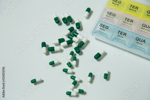 pílulas de remédio com organizador esquecimento saúde photo