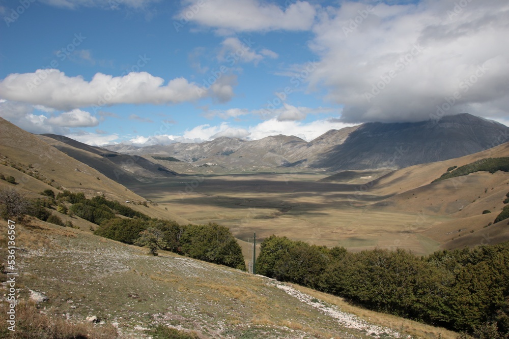 Fototapeta premium Italy, Perugia: Glimpse of the Umbrian valley near Castelluccio.