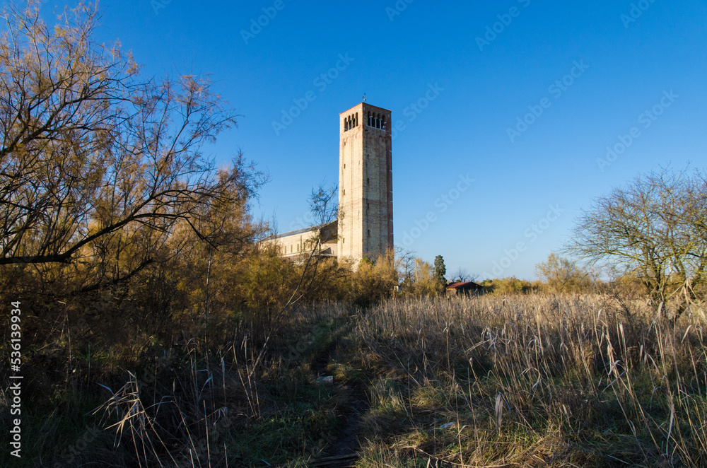 Il campanile della Basilica di Santa Maria Assunta a Torcello vista dalla barena dietro la chiesa Il campanile della Basilica di Santa Maria Assunta a Torcello vista dalla barena dietro la chiesa