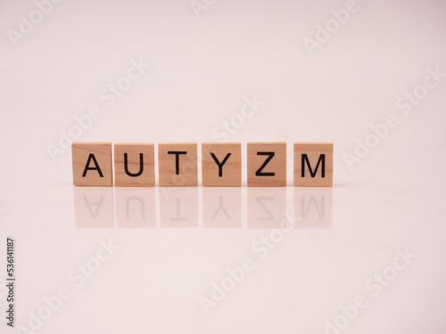Autyzm - napis z drewnianych kostek 