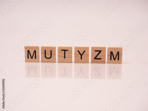 Mutyzm - napis z drewnianych kostek	