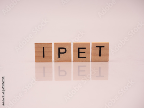 IPET  - napis z drewnianych kostek	