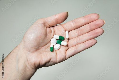 medicamentos comprimidos na mão segurando