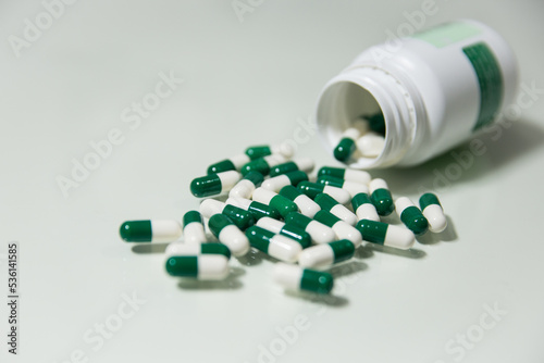 cápsulas de medicamento caindo do frasco de remédio