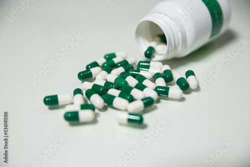 cápsulas de medicamento caindo do frasco de remédio photo