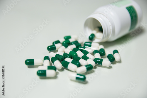 cápsulas de medicamento caindo do frasco de remédio