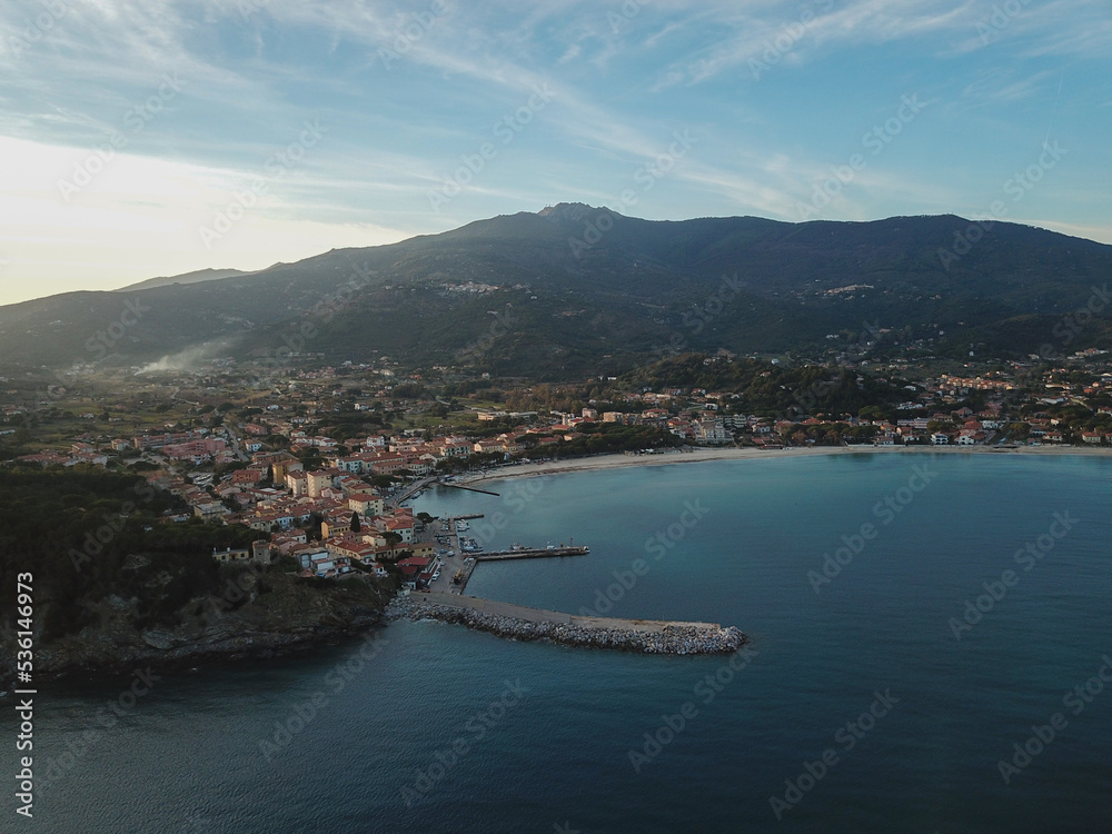 Porto di Marina di Campo e spiaggia, veduta con il drone. Isola d'Elba, Italia