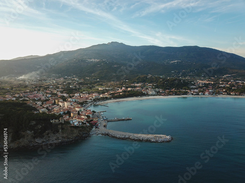 Fototapeta Naklejka Na Ścianę i Meble -  Porto di Marina di Campo e spiaggia, veduta con il drone. Isola d'Elba, Italia