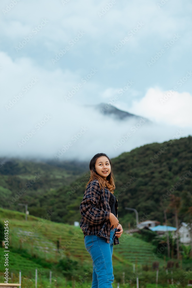Asian woman taking pictures, vacationing, relaxing, enjoying the air, enjoying the day off by traveling to nature. enjoy a vacation in nature.