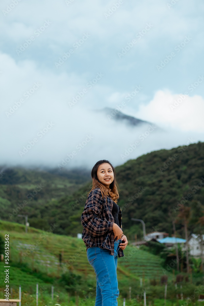 Naklejka premium Asian woman taking pictures, vacationing, relaxing, enjoying the air, enjoying the day off by traveling to nature. enjoy a vacation in nature.