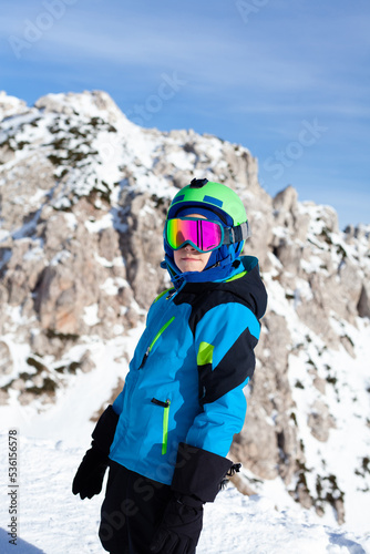 Obraz na płótnie A child while skiing in a ski resort. w salonie