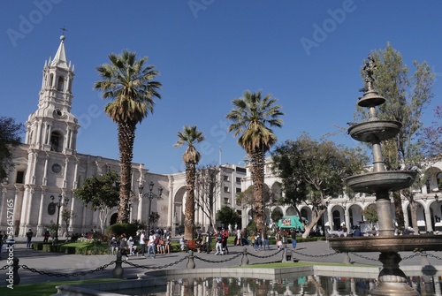 La Cathédrale Notre-Dame palmier d'Arequipa, monument religieux et la place des Armes, avec ses cloches, son parc, sa fontaine, ses cloches et son côté historique