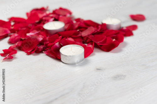 Fototapeta Naklejka Na Ścianę i Meble -  Rose petals and scented candles on the floor.