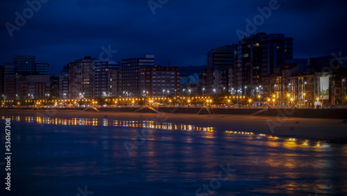 Playa de San Lorenzo en Gijón de noche © lleandralacuerva