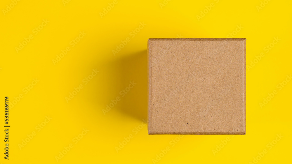 Brown craft paper or carton box with lid mock up on yellow background. Top view of blank small paper box. Brown cardboard box. Mockup photo Brown craft paper or carton box with lid mock up on yellow background. Top view of blank small paper box. Brown cardboard box. Mockup photo