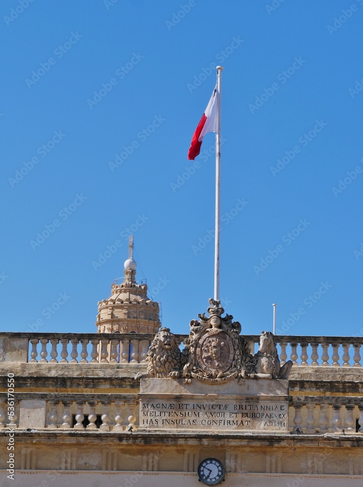 Flagge auf offiziellem Gebäude in Malta