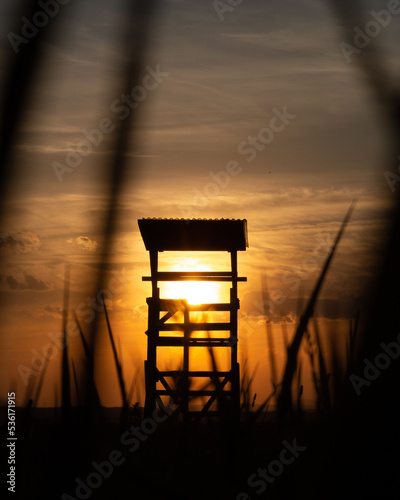 Hochsitz im Sonnenuntergang.